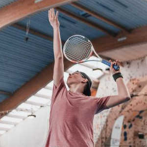 Un adolescent jouant au tennis