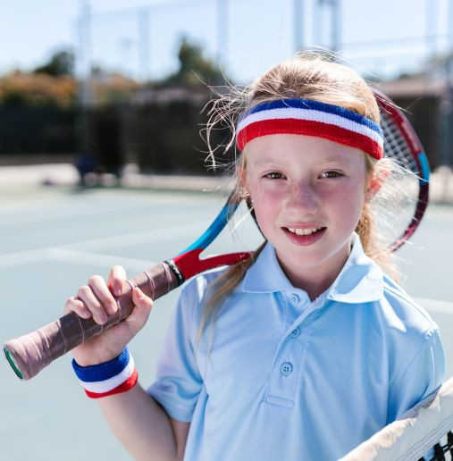 Un enfant jouant au tennis
